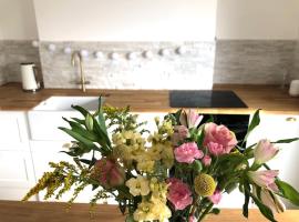 Entire Apartment in Pretty Coastal Village, hotel en Cubert