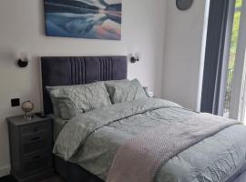 Brand new modern, quirky and stylish studio apartment, ξενοδοχείο σε Wincobank