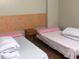 Room in santa maria tower hy ell dollar: Mersa Matruh şehrinde bir kendin pişir kendin ye tesisi