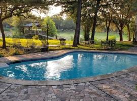 Large 3 bedroom Estate Pool, hotel v destinaci Frog