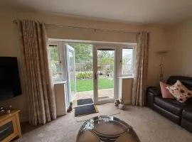 Bright, Stylish 1-Bed Bungalow with Private Garden