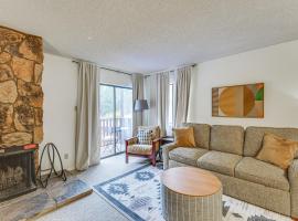 Easy Red River Ski Access! Outdoor Adventure Condo, hotel in Red River