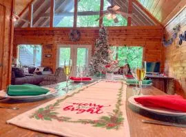 Charming Cabin, Seasonal Decor & Pool, 3min to Pkwy, Grill, GameRoom, Wifi & Workstation, Sleeps 14