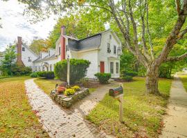 1 Mi to Main St Fryeburg Historic Family Home, hotel em Fryeburg