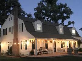 Grand Wine Country 6BR Retreat Hot Tub & Views, hotel i San Martin