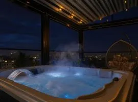 Crown Penthouse - Luxurious, Spa & Vista , by Uni88 ApartHotel