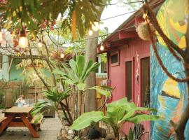 Banana Bungalow Maui Hostel, hôtel à Wailuku