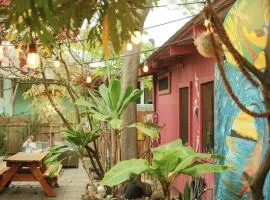 Banana Bungalow Maui Hostel