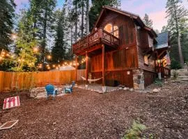 Outdoor Dining Fireplace Trails Nearby Cedar Hollow Retreat by AvantStay
