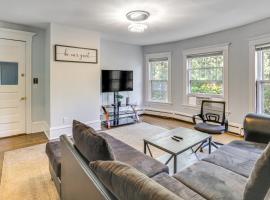 2 Mi to Dtwn! Walkable Minneapolis Apt with Deck, hotell i Minneapolis