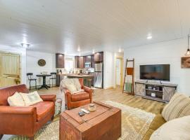 Lake Days, Links and Trails! Danbury Cottage, hotel a Webb Lake