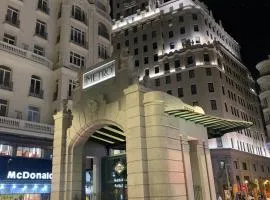 Entire Big House in Gran via - Friends & Families