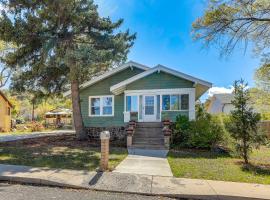 Route 66 Retreat Dog-Friendly Home in Williams，位于威廉姆斯的酒店