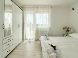 Amazing Apartment In Pologi With Heated Swimming Pool
