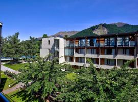 Novotel Queenstown Lakeside, hotel with hot tubs in Queenstown