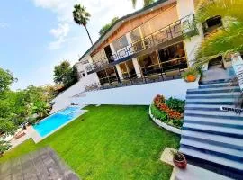 Espectacular casa con jardín y alberca privada