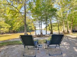 Pickwick Lake Cabin Private Hot Tub, Shared Perks、Iukaのホテル