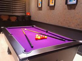 Richmond Cottage - Brand New 4BR Holiday Home, just 3 minutes from the beach with Pool Table and Free Parking, hotel v destinaci Herne Bay