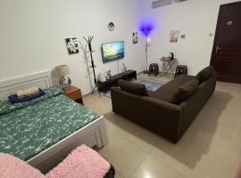 Room with toilet and tv for couple, ξενοδοχείο σε Sabkhah