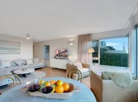 Freshly Renovated Oceanfront Bliss Walk to Surf & Dining