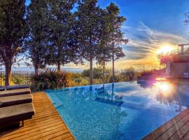 Rahal Luxury Retreat - Panoramic Heated Jacuzzi & Infinity Pool, hotel di Catania