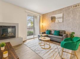 Luxury King Suite by the Lake - Entire Place, hotel in Sparks