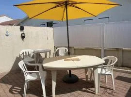 LOGEMENT EN REZ DE CHAUSSEE AVEC COUR INDIVIDUELLE - FR-1-476-248