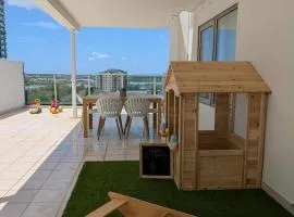 Low-Tox Family Retreat with Views