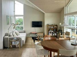 Family Holiday Home At Enø With Sea Views, hotel in Karrebæksminde