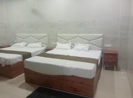 Sri Murli Manohar Dham, hotell sihtkohas Chhatikara