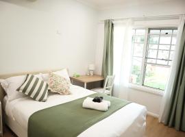 Queen room with shared bathroom, hotel in Auburn
