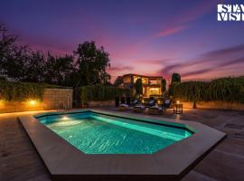 StayVista at The Cityscape With Outdoor Pool, hotel in New Delhi