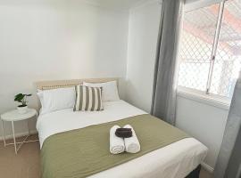 Double room with shared bathoom, hotel in Auburn