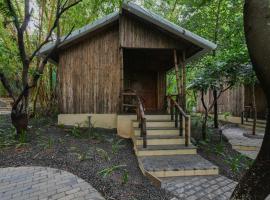 StayVista's Timber Cottage - Cozy Cottages with Indoor Games, ξενοδοχείο σε Wādhiware