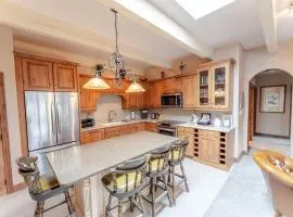 Aspen Downtown 2BR Ski Condo with Fireplace - CD 17 condo