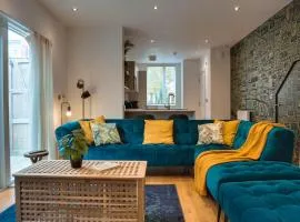 Spacious 4BR Townhouse Rooftop Hot Tub