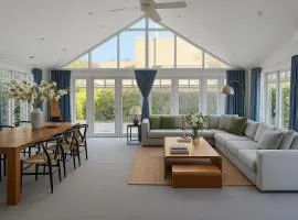 Elegant Art Deco Gem Cosy 3BR Retreat