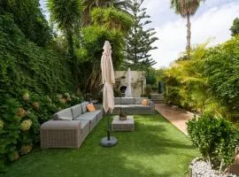 House with cozy garden BBQ and free parking