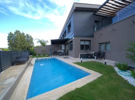 Luxury Villa in Urla Private Pool & Smart Home，位于乌尔拉的酒店