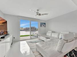 Waterfront Two-Bedroom Townhome with Canal View, отель в городе Highland Beach