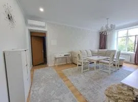 Apartament în centrul Chișinăului, într-o curte verde și liniștită!