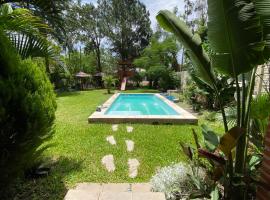 Casaquinta en Corrientes con Pileta, hotel in Corrientes