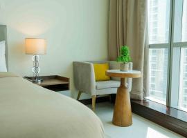 Modern comfort in a compact spacious studio one or two bedroom retreats, hotel que admite mascotas en Manama