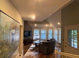 Quiet and secluded home close to TIEC, hotel v destinaci Columbus