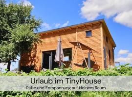 TinyHousebeiDresden unser größtes winziges Häuschen für bis zu 7 Personen, Kaminofen, große Terrasse - Nähe Sächsische Schweiz - Von Juni - September Mindestmietzeit 1 Woche Sa-Sa、Großharthauのホテル