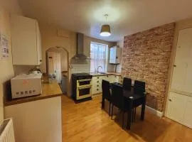 Modern Townhouse - Entire Home, Walk to Station Shops - Perfect for Groups