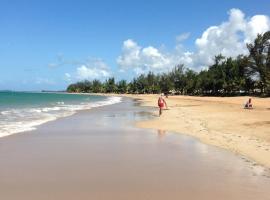 Beachfront condo in Rio Grande, hotel em Las Coles