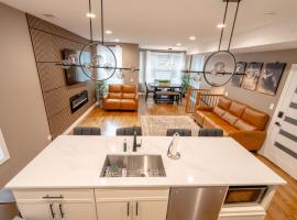 Luxury 9 BR, Villa Mins from Downtown and the Lake โรงแรมในชิคาโก