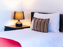 Airport Home, Free Parking, Sleeps 6, Near City