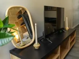 Cozy Air-Conditioned - Central - Close to Train Station